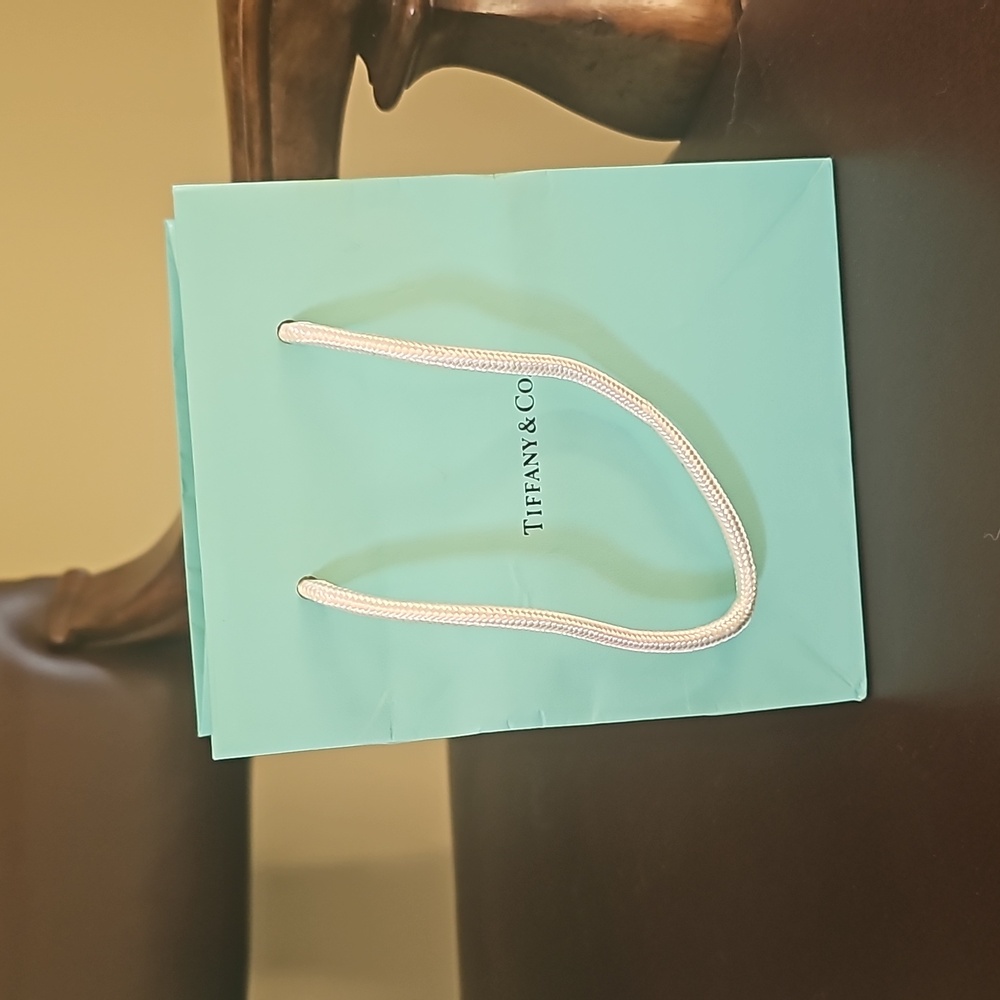 Tiffany & Co Shopping bags, ribbon and jewelry box. - Picture 8 of 11